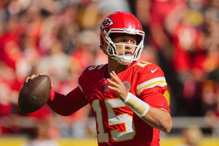 Deadspin | Week 8 MNF: Commanders-Chiefs Preview, Props, Prediction