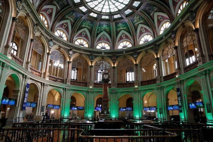 Ligero descenso en el Ibex 35: El índice cede un 0,2% aunque logra conservar los 15.500