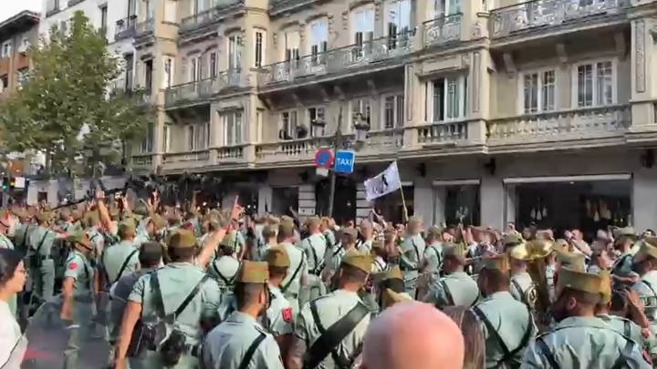 La 'fiesta' de los legionarios antes del desfile del 12-O: saltos y cánticos en plena calle