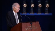 Eduardo Mendoza se declara "una joven promesa" y bromea sobre la vanidad al recibir el Premio "Princesa" de las Letras