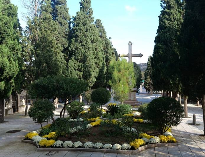 El Ayuntamiento de Cartagena refuerza la ornamentación floral de los cementerios municipales para Todos los Santos