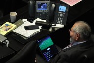 En plena comparecencia, captan a Adán Augusto viendo al Barcelona en la Champions
