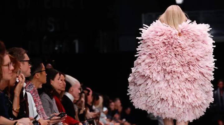 Césped sintético en lugar de plumas de aves: la propuesta de Stella McCartney en París