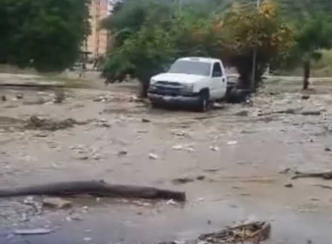 Caracas: Fuertes lluvias de este miércoles provocaron el desborde del río Guaire