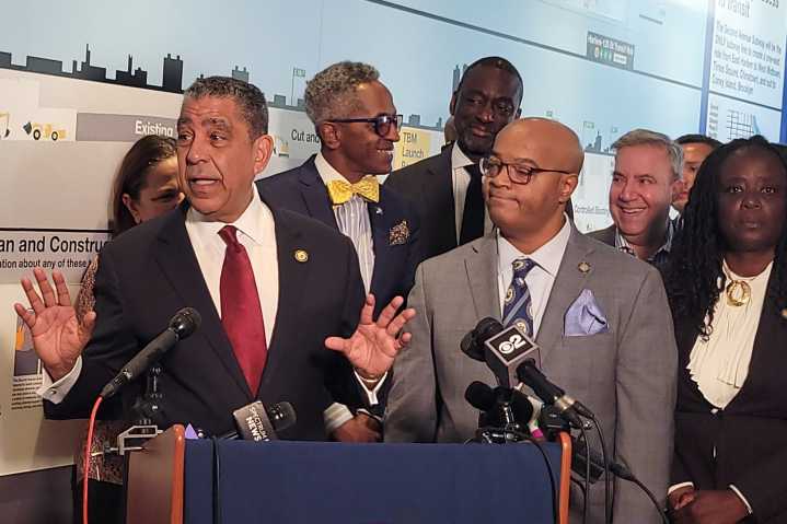 Políticos de Nueva York critican la congelación de 18.000 millones de dólares para trenes
