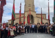 Un desfile de pendones acompaña las fiestas de la Casa de León en Gijón