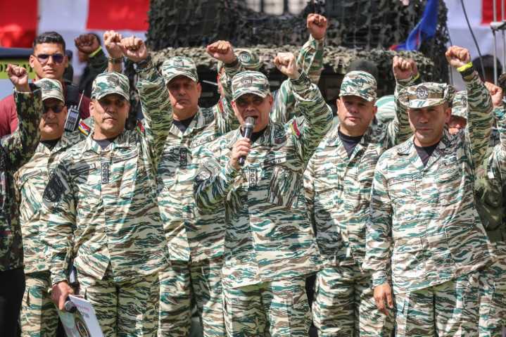 Venezuela anuncia despliegue militar en principal aeropuerto y dos regiones del Caribe