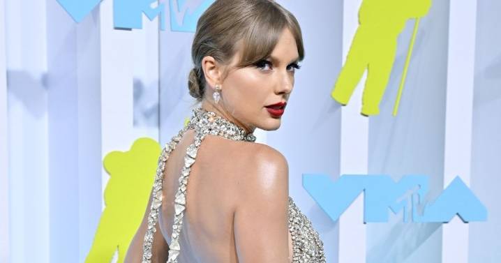 Fans Have Mixed Reactions to Taylor Swift's Photo in a MinidressT