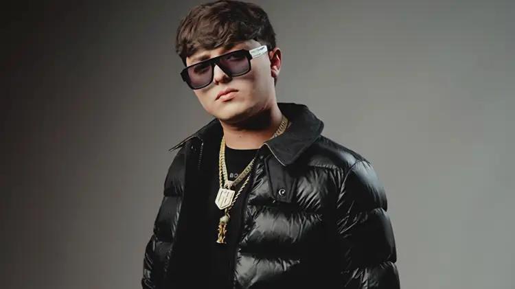 Gabito Ballesteros sorprende con su debut actoral en Vgly