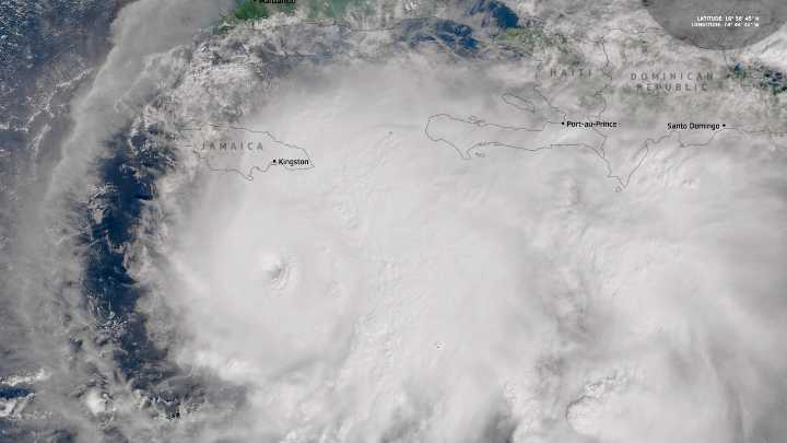 El huracán "Melissa" alcanza la máxima categoría en su avance hacia Jamaica