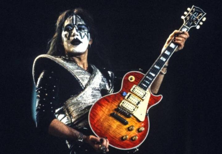 Muere Ace Frehley, icónico guitarrista de KISS, a los 74 años