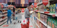 Cada vez más familias se endeudan para hacer compras en el supermercado, según un informe de la UBA