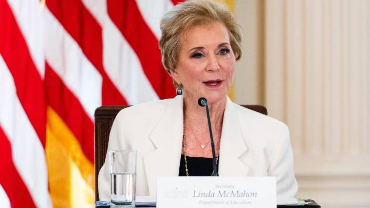 Education Dept. employees' emails automatically changed to blame Democrats for shutdown