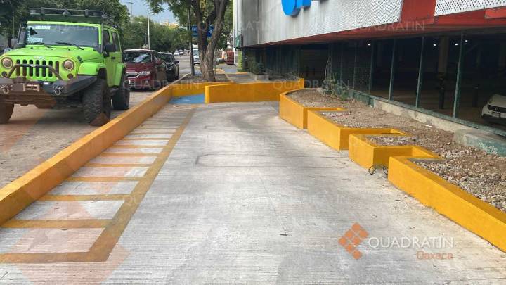 Roba Chedraui Selecto banqueta a peatones en la colonia Reforma