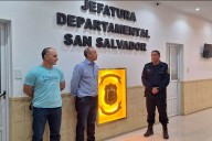 Emotivo homenaje a dos policías de San Salvador tras 30 años de servicio