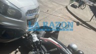 Colisión entre una moto y una camioneta en el centro de la ciudad