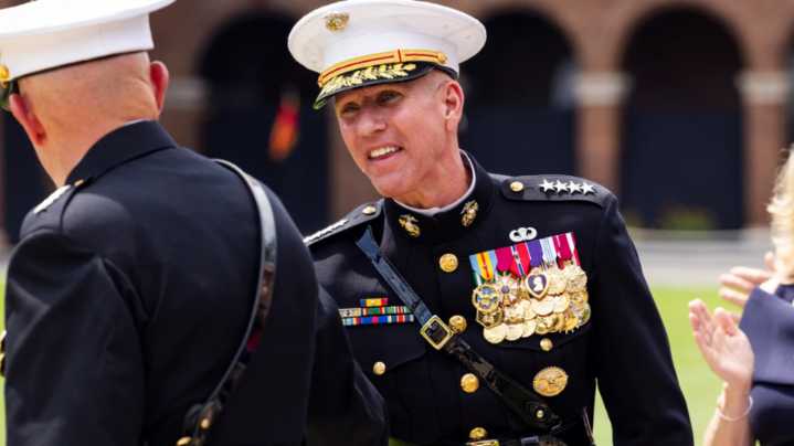 Coronel del Cuerpo de Marines de EE. UU. dimite por desacuerdos con Trump