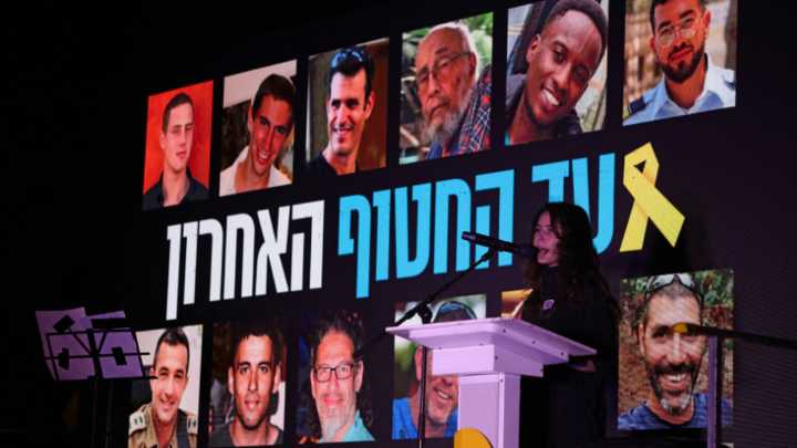 Las familias de rehenes exigen a Israel y a Estados Unidos frenar el alto el fuego hasta que Hamás devuelva los 13 cadáveres faltantes