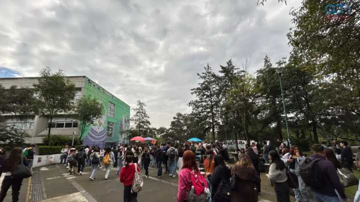 Desalojan a estudiantes de la Facultad de Ciencias Políticas de la UNAM por amenaza de explosivo