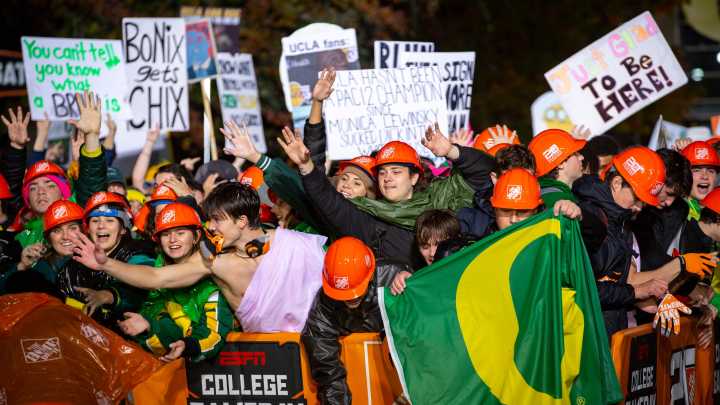 'College GameDay' live from Autzen. What's happening