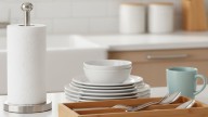 No lo hagas, podés dañarlas: las 5 cosas que nunca tenés que limpiar con un rollo de cocina