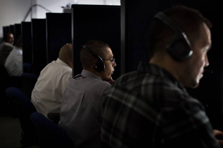 Call center en Tijuana le da empleo a inmigrantes deportados que dominan el inglés