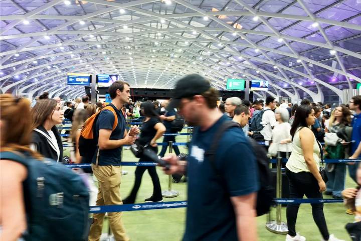 Dólar. La salida de turistas volvió a aumentar en septiembre y el rojo en la balanza podría llegar a US$12.000 millones a fin de año