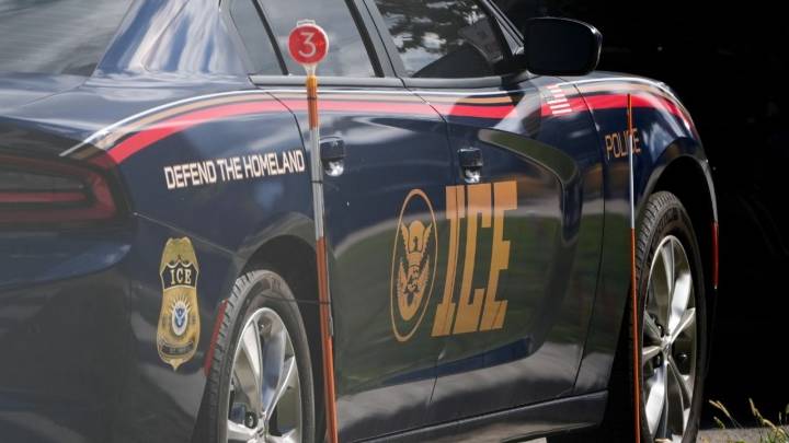 Agentes de la Patrulla Fronteriza balearon a una mujer luego de que los embistió con su auto en Chicago