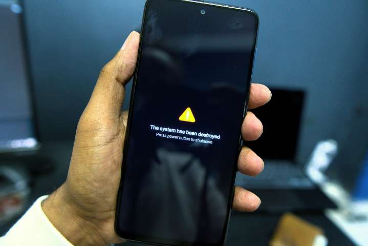 Apple, Google Block ICE-Tracking Apps After Trump Administration Demand
