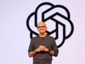 El director ejecutor de Microsoft, Satya Nadella, dice que Bill Gates le advirtió que cambiar en OpenAI sería como prender fuego a mil millones de dólares.