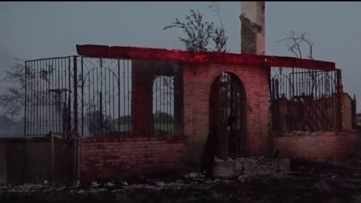 Quema de basura culmina en la destrucción de una casa en Río Hondo