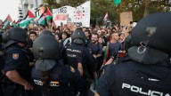 Un millar de personas protesta delante del Roig Arena de Valencia contra Israel