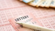 Hombre gana 47 millones de pesos en la lotería usando las fechas de cumpleaños de sus nietos