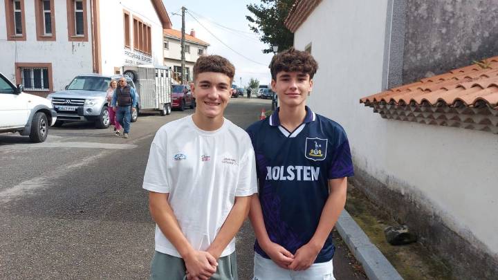 Sin autobús para acudir al instituto de Salas: el calvario de dos jóvenes de La Espina para seguir estudiando