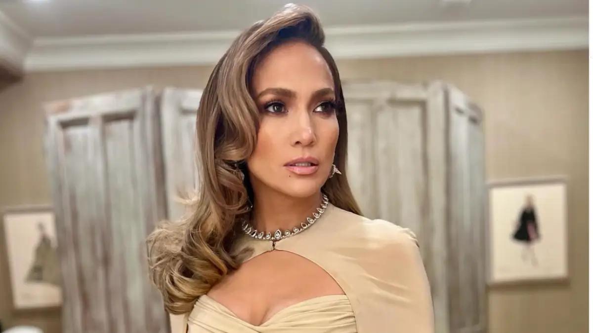 'No Way She Did That': Jennifer Lopez Sparks Outrage After Spitting Gum Into Her Assistant’s Hand Like She’s Too Good to Find a Trash Can