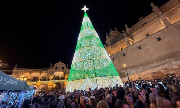 Lorca se adelanta a la Navidad 2025: ya instalan las luces que se encenderán el 29 de noviembre