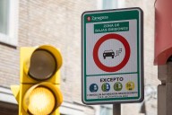 Llega un impuesto para las ZBE y los coches con motor gasolina o diésel: ¿cuál es el plan de Zaragoza?