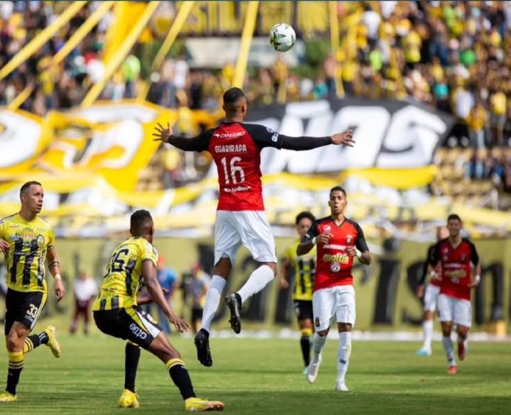 Caracas vence al Deportivo Táchira 3-2 y asciende al liderato del...