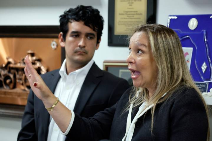 Wasserman Schultz meets local Venezuelan leaders, calls for Trump to 'starve' Maduro out of power