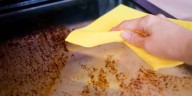 Usa esta poderosa mezcla para limpiar el cochambre de las superficies de tu cocina