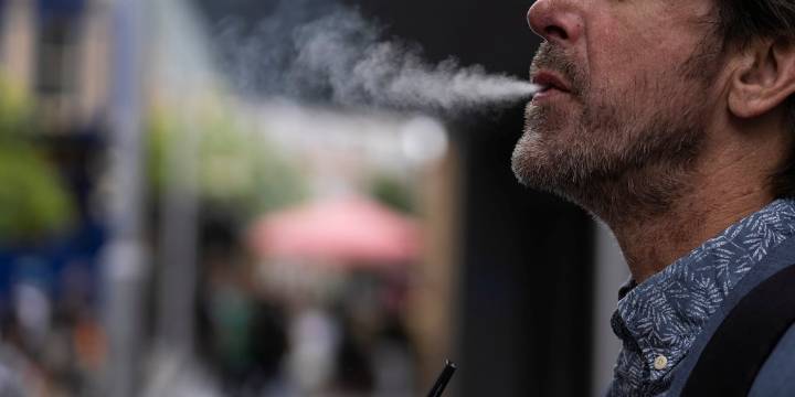 Vapear puede dañar los pulmones más de lo que se creía, según un nuevo hallazgo científico
