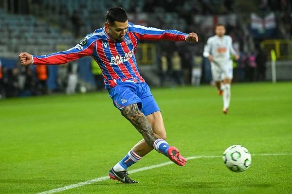 Daniel Muñoz marca y lidera la victoria del Crystal Palace en la Conference League