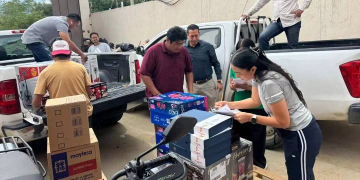 Entregan a burócratas enseres y uniformes deportivos por 13.6 mdp