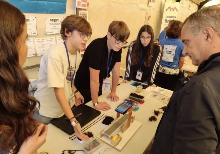 Alumnos de Carreño aplican la inteligencia artificial al ocle para limpiar la costa asturiana
