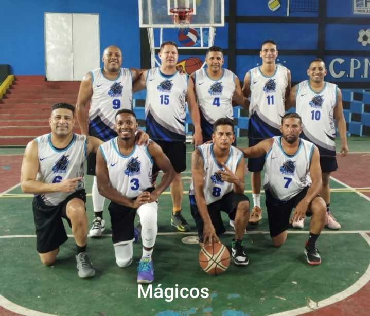 Mágicos líderes de basket máster