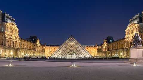 Louvre Museum closes after theft