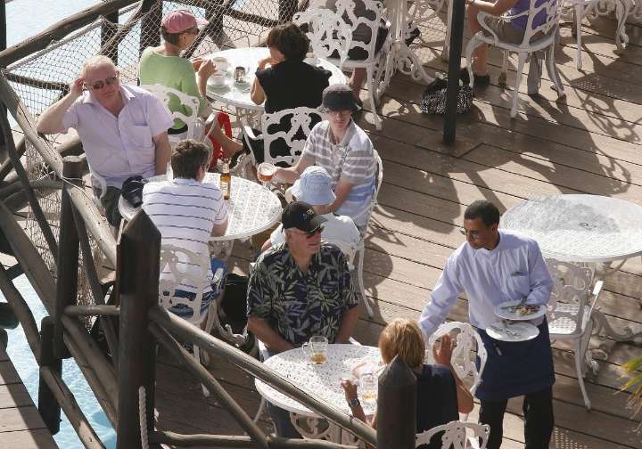 En agosto llegan un 6% más de turistas pero su gasto crece un 14%, hasta los 2.230 millones