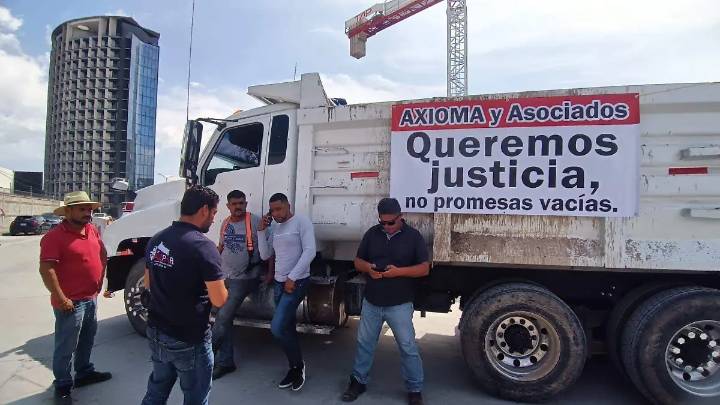 Trabajadores del Sindicato Benito Juárez protestan por un adeudo millonario en obra de León