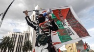 Confiscan martillos, cohetes y botellas a integrantes del Bloque Negro en marcha pro Palestina