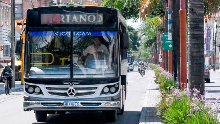 No habrá paro de colectivos este viernes, pero está prevista una reunión clave…